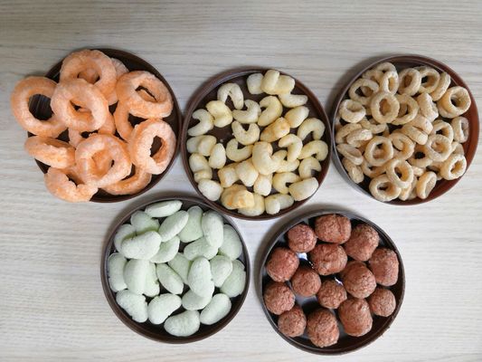 Ενεργειακή εξοικονόμηση Διασκέδαση Puffed Snacks Τροφίμων Extruder για το καλαμπόκι Puffing Production Line